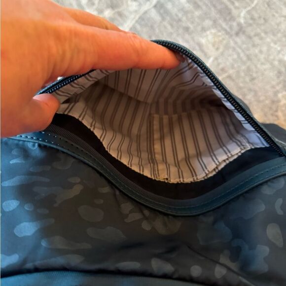 Lululemon Resolution Hobo Bag Teal - Picture 7 of 12